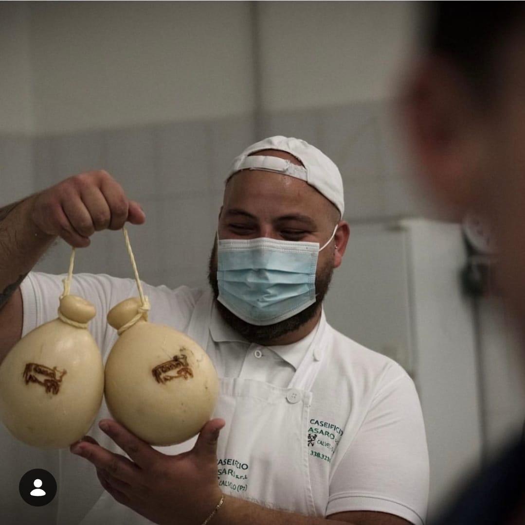 Handwerklich geformte Käse in der Reifung